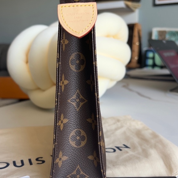 SOLD-Authentic louis vuitton Toiletry Pouch 26 ONLY Pink Monogram - Picture 10 of 14
